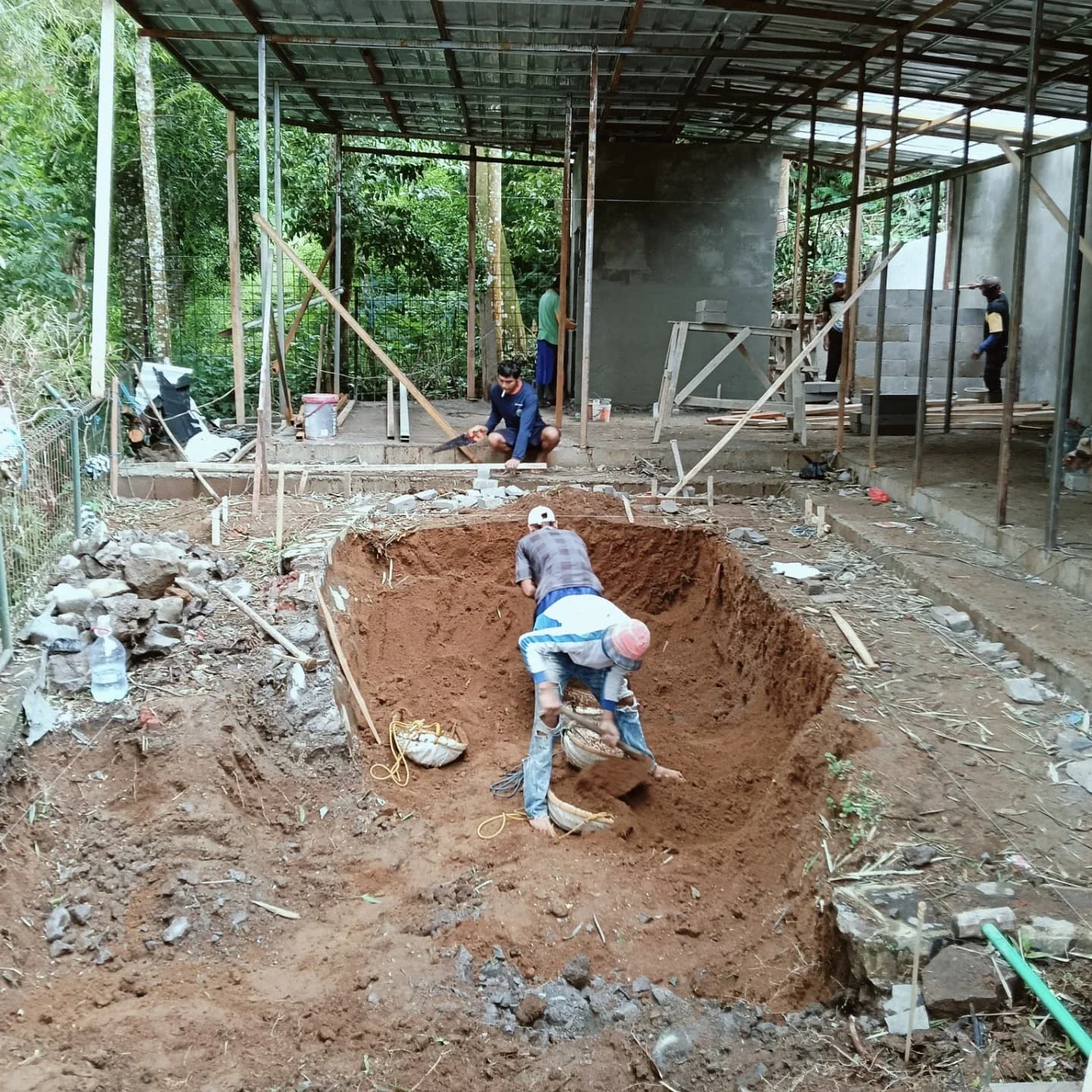 Tahap penggalian kolam renang